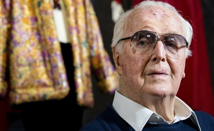 Le couturier Hubert de Givenchy, au Gemeentemuseum de La Haye, le 23 novembre 2016.