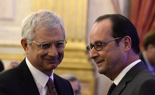 French President Francois Hollande (R) talks with President of the French National Assembly, Claude Bartolone during a symposium on re-founding democracy (Refaire la democratie) on October 6, 2016 at the Hotel de Lassay in Paris. / AFP PHOTO / POOL / STEPHANE DE SAKUTIN
