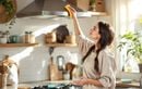 Arrêtez de l’oublier : ce geste que vous ne faites jamais entretient sans le savoir la saleté dans votre cuisine !