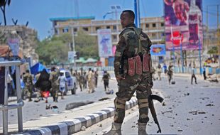 Un policier somalien à Mogadiscio sur les lieux de l'explosion d'une bombe, le 30 août 2016. (Illustration)
