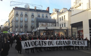 Manifestation des avocats, rue du Calvaire à Nantes, ce vendredi après-midi.
