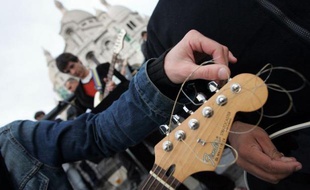 Avis aux guitaristes: ne jetez plus vos cordes cassées ou usagées! A l'initiative d'une jeune association, des studios et des magasins de musique les collectent désormais partout en France pour récupérer les métaux qui les composent, tel le nickel.