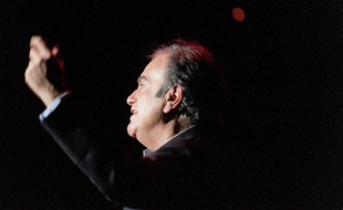 Guy Béart sur la scène de Bobino, en 1999.