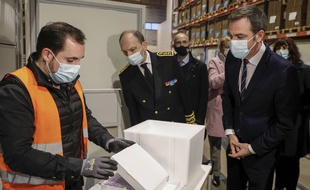 Le ministre de la Santé, Olivier Véran, visite un site de distribution du vaccin Pfizer-BioNTech à Chanteloup-en-Brie