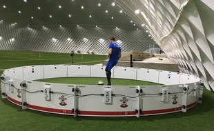 Avec Hitech Fitness, le joueur tire sur les panneaux,
qui s’éclairent de manière aléatoire.