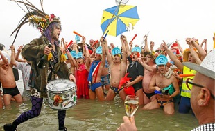 Les «givrés» se baignent pour le Nouvel an à Malo-les-Bains (59), le 1er janvier 2012