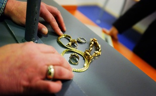 Un dépôt de bijoux au guichet du Crédit municipal. Archives