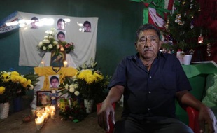 Ezequiel Mora participe à une veillée de prière, le 7 décembre 2014 dans l'Etat de Guerrero au Mexique, organisée à la mémoire de son fils Alexander
