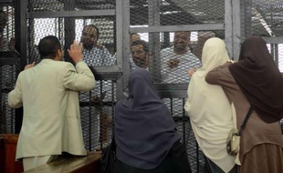 Des familles visitent des membres des Frères musulmans avant le début de leur procès au tribunal de Turah, près du Caire, le 3 février 2014 en Egypte