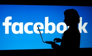 Facebook a une étrange méthode
pour coacher ses modérateurs.