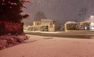 La neige tombe à Tassin la demi Lune, à l'ouest de Lyon, le 14 novembre 2019.