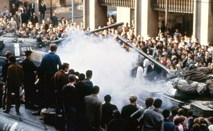 Les chars soviétiques prennent d'assaut Prague en août 1968.