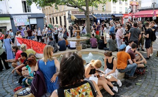 Des manifestants ont défilé place de la Contrescarpe, le 27 juillet 2018, en soutien au couple.