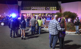 L'entrée du centre commercial où un homme a blessé huit personnes à l'arme blanche avant d'être abattu, à St. Cloud, Minnesota, le 17 septembre 2016.