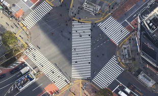 Le célèbre carrefour de Shibuya à Tokyo, d'habitude noir de monde, est pratiquement déserté le 7 avril 2020.