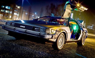 Spoiler : la voiture du futur ne ressemblera pas vraiment à la DeLorean volante du film "Retour vers le futur", reconstituée ici par un fan américain.