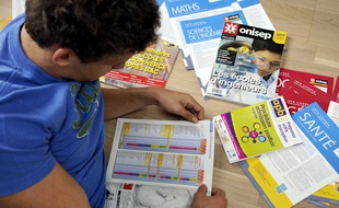 Lyceen en classe de terminale cherchant des informations sur les filières post-bac.