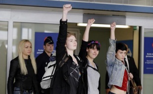 Les trois militantes du groupe féministe Femen, libérées dans la nuit à Tunis après presque un mois de détention pour une action seins nus, sont arrivées jeudi à Paris où elles ont raconté les conditions de détention déplorables qui les ont poussées à exprimer des regrets.