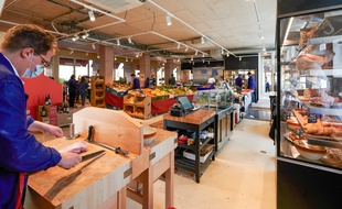 Le chef de Douze, Pablo Jacob, se sert de la viande directement chez le boucher dela halle