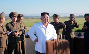 Kim Jong-Un, le dirigeant nord-coréen, lors du test d’un nouveau type de système d’armes guidées antiaériennes, le 28 mai 2017.