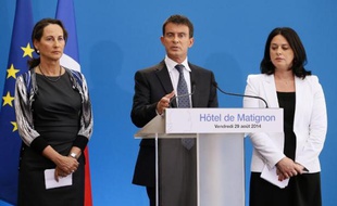 La ministre de l'Ecologie Ségolène Royal (g), le Premier ministre Manuel Valls (c) et la ministre du Logement Sylvia Pinel (d) à l'Hôtel Matignon, le 29 août 2014 à Paris