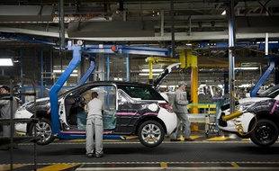 Chaine d'assemblage d'automobiles dans une usine Peugeot à Poissy (Yvelines).
