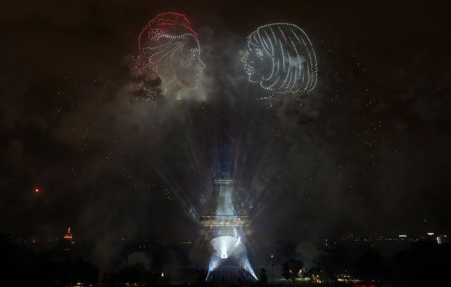 Quelque 1.000 drones ont dessiné deux visages de profil autour de la tour Eiffel lors du spectacle chorégraphié mêlant feux d’artifice et drones pour célébrer la Fête nationale.