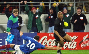 Le All Black Jonah Lomu contre la France de Sébastien Chabal, en 2001.
