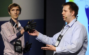 Des étudiants ukrainiens présentent leur projet Enable Talk, des gants capables de retranscrire le langage des signes en parole grâce à un smartphone, lors de la finale de l'Imagine Cup 2012 à Sydney en Australie.