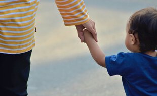 Une mère et son enfant.