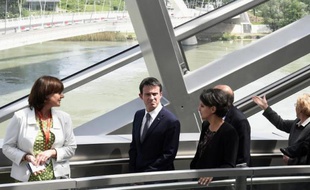 Le Premier ministre Manuel Valls (2e g), au côté de la directrice du musée des Confluences Hélène Lafont Couturier (g) et la ministre de l'Education Najat Vallaud-Belkacem (c), le 11 mai 2015 à Lyon