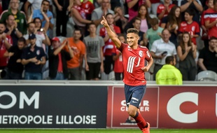 Le milieu de terrain lillois, Sofiane Boufal, après son but face au Gazélec Ajaccio, le 29 août 2015, au stade Pierre-Mauroy de Villeneuve-d'Ascq.
