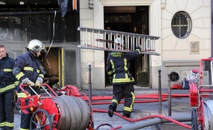 Une femme de 43 ans est morte asphyxiée dans la nuit de lundi à mardi lors d'un incendie apparemment accidentel qui s'est déclenché dans une chambre d'un centre d'hébergement de Paris, a-t-on appris auprès de la mairie et d'un responsable du centre.