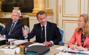 Gérard Collomb et Nicole Belloubet autour d'Emmanuel Macron en conseil des ministres.
