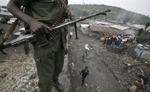 Des soldats insurgés ont pénétré dans la ville de Rutshuru (Nord-Kivu - est) où de violents combats les opposaient mercredi en fin de matinée aux Forces armées de la République démocratique du Congo (FARDC), a-t-on appris auprès d'habitants.