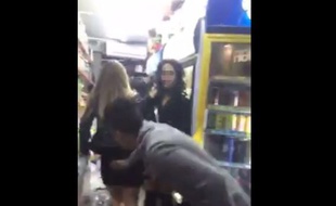 Capture d'écran de la vidéo de l'agression, publiée sur le réseau social Facebook.