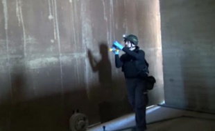 Image de la télévision syrienne le 10 octobre 2013, montrant un inspecteur de l'OIAC (chargée du démantèlement des armes chimiques en Syrie) au travail dans un lieu tenu secret en Syrie.