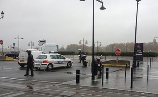 Un périmètre de sécurité est installé devant la place de la Bourse.