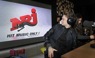 Le chanteur Conor Maynard à la radio NRJ