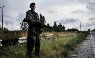 Un rebelle pro-russe le 18 août 2014 sur une route près de Donetsk