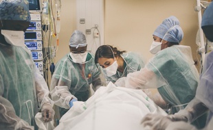 Des soignants retournent un patient Covid-19 l'hôpital Delafontaine, a Saint-Denis, en mai 2021.
