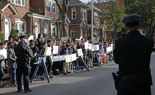 Des manifestants américains hostiles à la présence de l'ex-gardien SS à New-York.