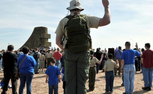 Des scouts européens, turcs et saoudiens participent à une cérémonie sur la plage de Saint-Laurent-sur-Mer, dans le Calvados, le 26 avril 2008