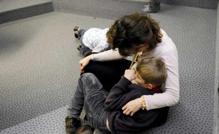 Un enfant autiste et sa maman, en novembre 2008, à Villeneuve d'Asq.