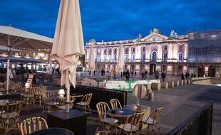 La terrasse d'un restaurant sur la place du Capitole à Toulouse. Illustration.