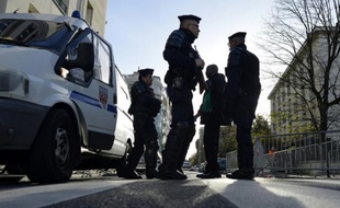 Une jeune Française convertie à l'islam et son compagnon, tous deux de Montpellier, sont en garde à vue depuis lundi soir dans une enquête antiterroriste menée à Paris, après la découverte d'un mystérieux faux ventre de femme enceinte