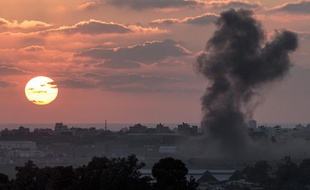 La fumée s'élève sur Gaza après un bombardement, le 16 juillet 2014.