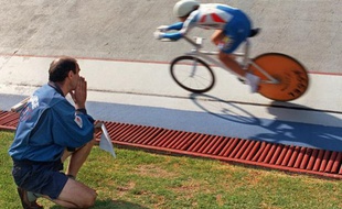 La championne cycliste française Jeannie Longo, et son mari - entraîneur Patrice Ciprelli le 26 octobre 1996, sur le Vélodrome de Mexico.