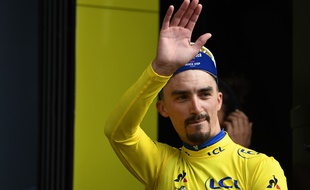 Julian Alaphilippe a revêtu le maillot jaune lundi.