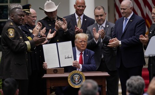 Le président américain Donald Trump a signé un décret pour une réforme limitée de la police le 16 juin 2020.